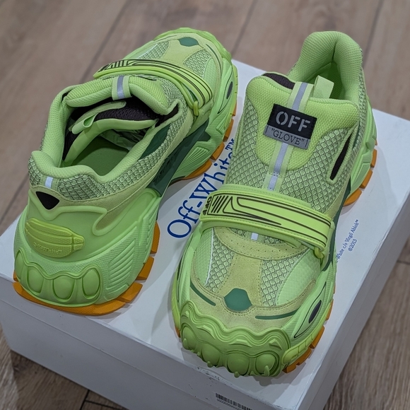 $925 Mens Off-White 